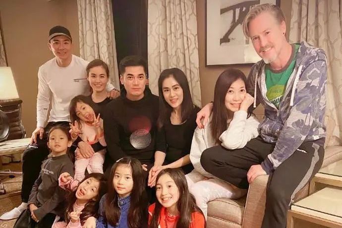 刘畊宏一家八口游加拿大,夏克立大方晒欢乐照,小泡芙颜值超夏天