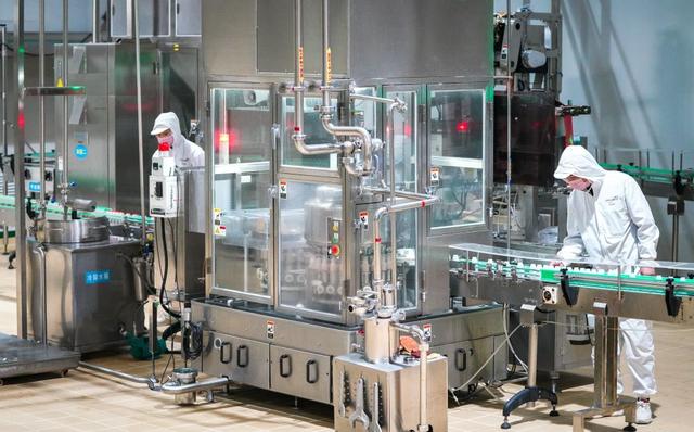 3月2日,在黑龙江省万家宝鲜牛奶投资有限公司,工人在乳制品加工厂内