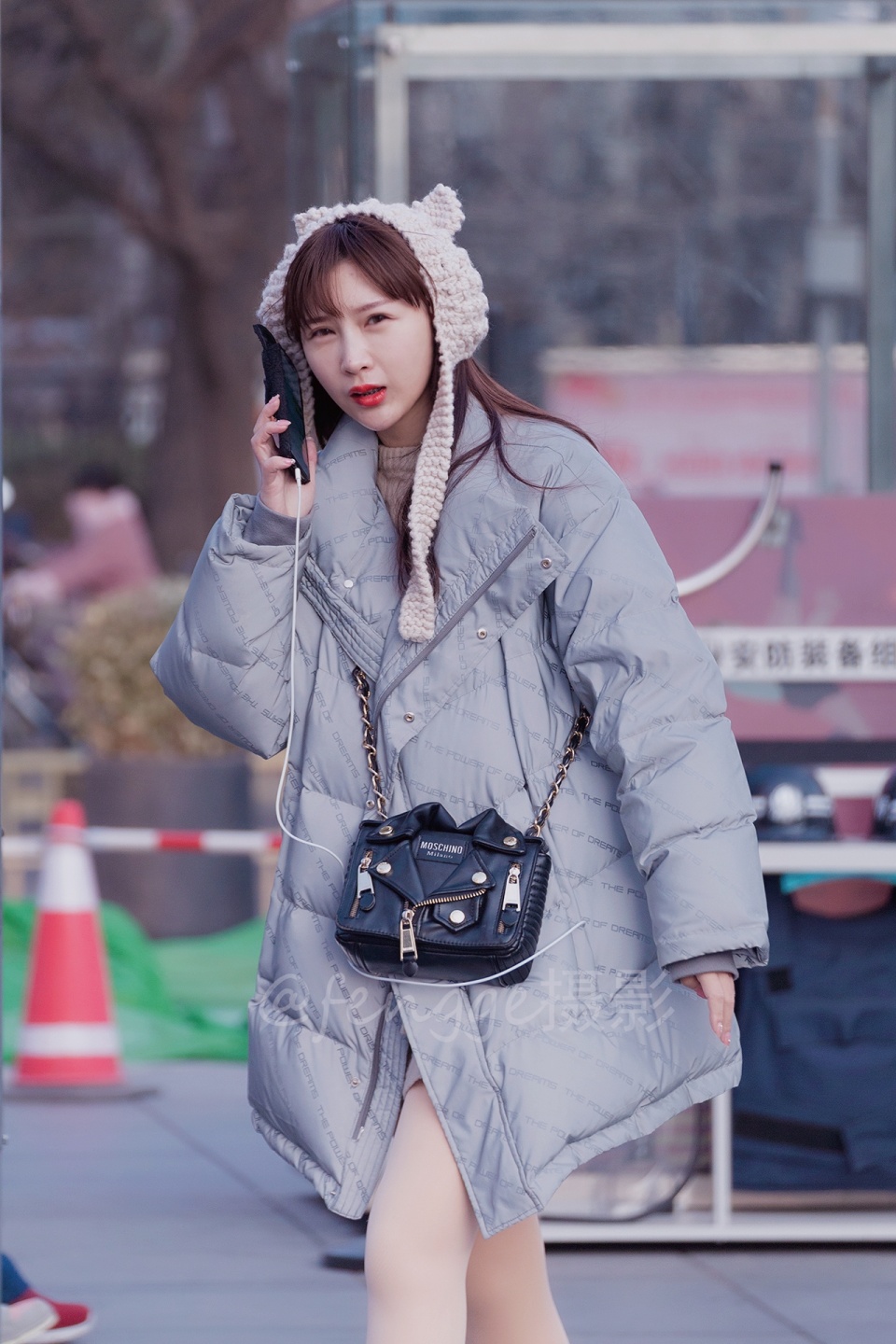 原创街拍光腿神器配短靴毛线飞行帽小姐姐人美腿长透着很可爱