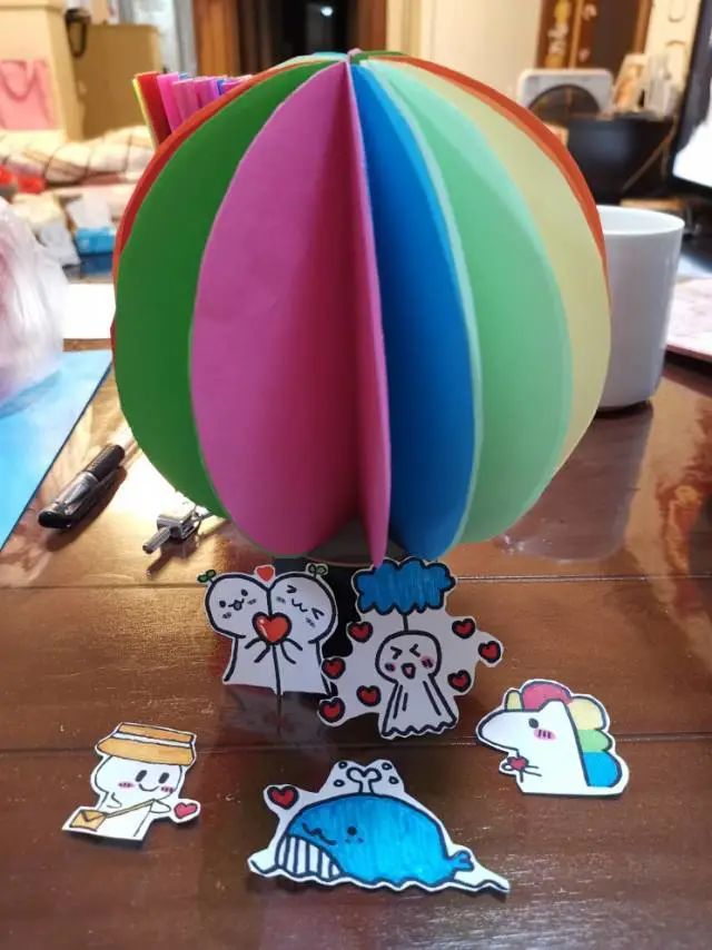 "五六年级的同学们充分发挥自己的想象力,做了彩球,画了漫画;向大家