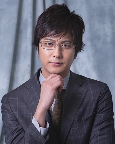 他演的是一位有着过人智商的天才社长,平常穿着西装,带着眼镜,造型是