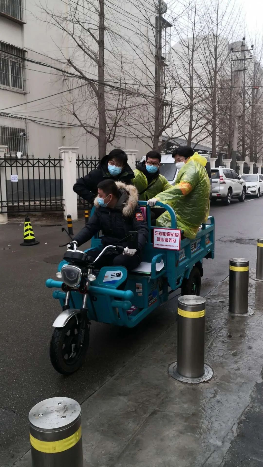 北京市第三中级法院干部下沉东湖街道望京西园社区帮助居民运送物资