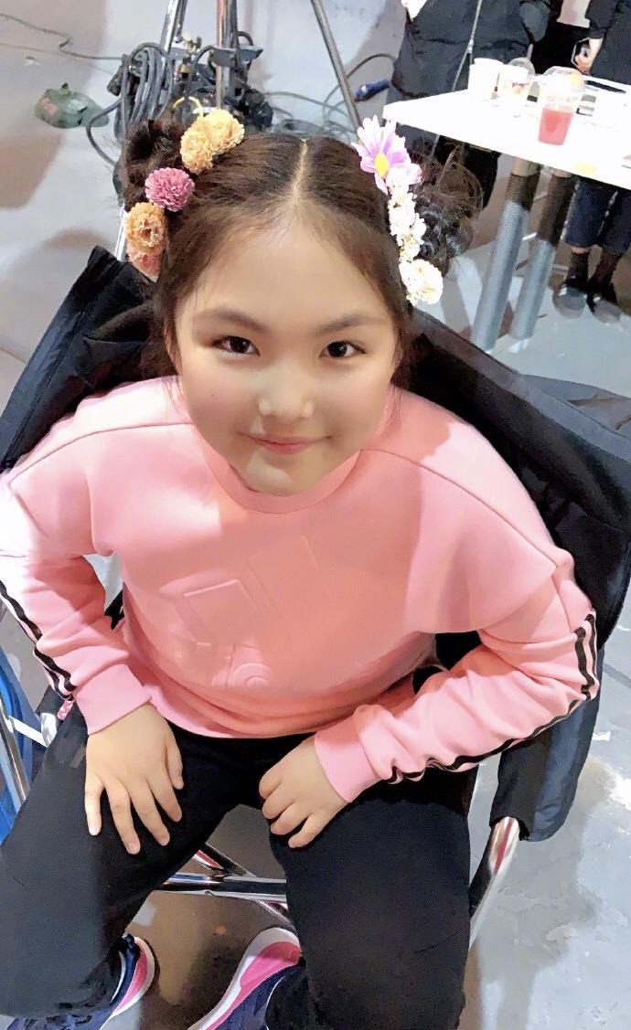 原创李湘女儿晒美照颜值高生图曝光胖若两人差距大