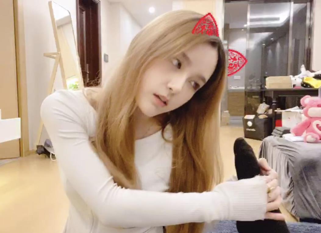 原创女主播赚钱不容易继舔袜后rita又遭大叔跪地求婚被吓哭