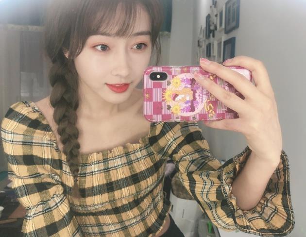 宣璐麻花辫养眼自拍照图片时尚气质迷人风采