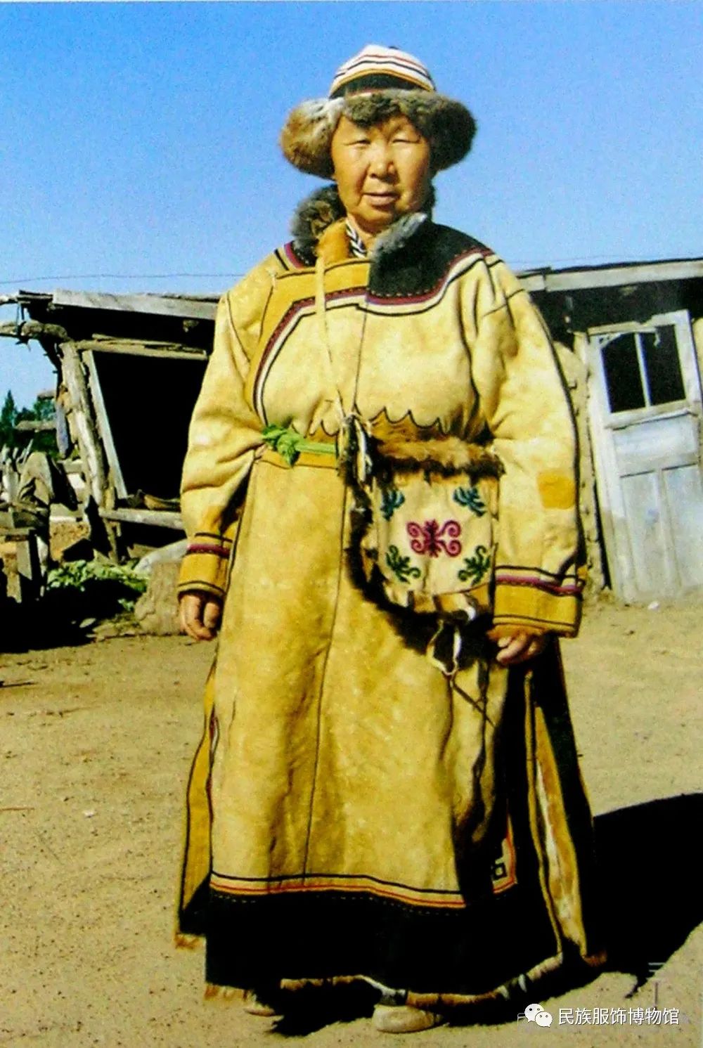 云观展返璞归真话褐裘馆藏民族服饰中的特色材质赏析