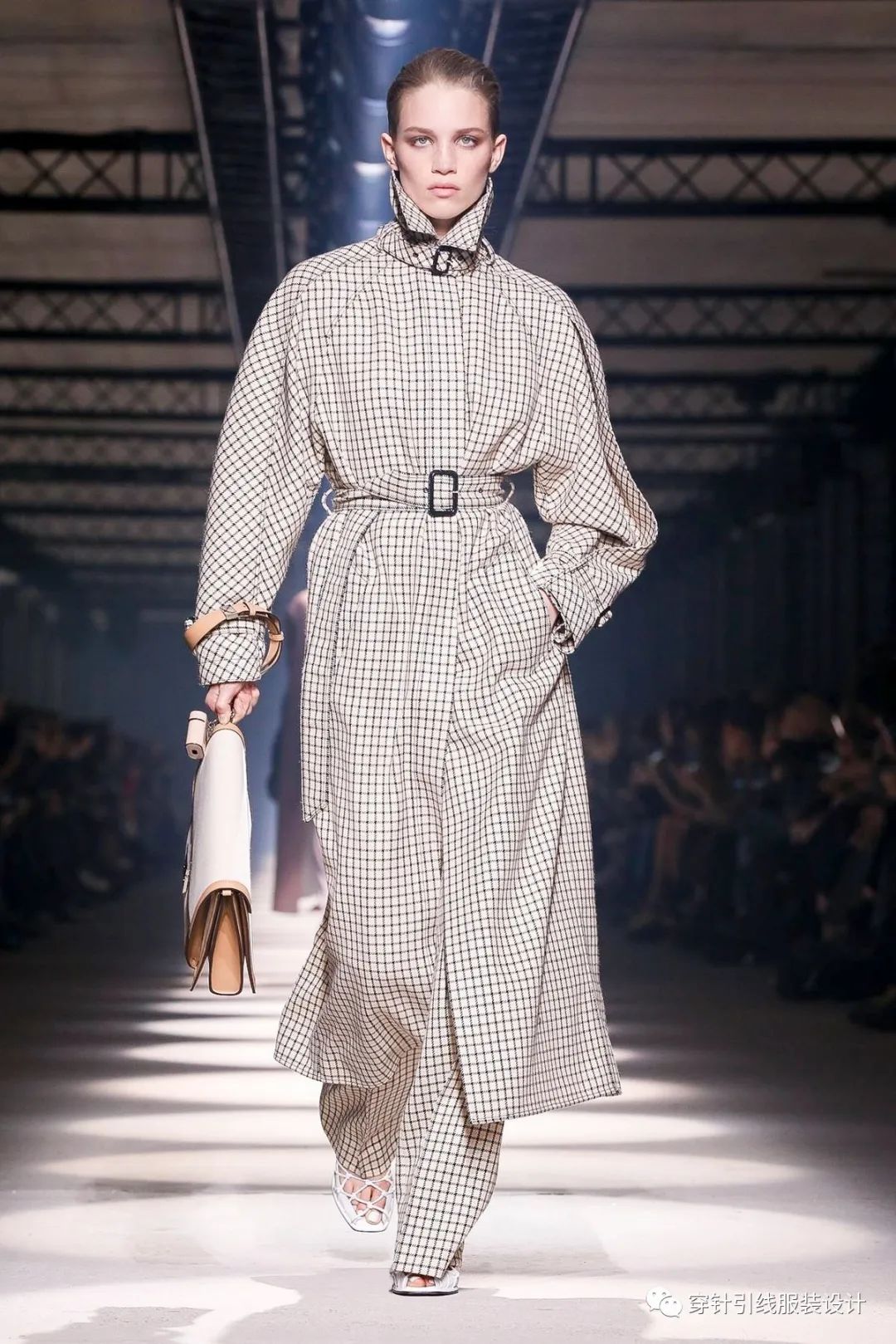 givenchy(纪梵希)2020秋冬女装大衣:法国电影里的优雅美人