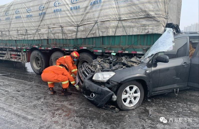 今早,西宁南绕城高速发生一起追尾事故,1人死亡