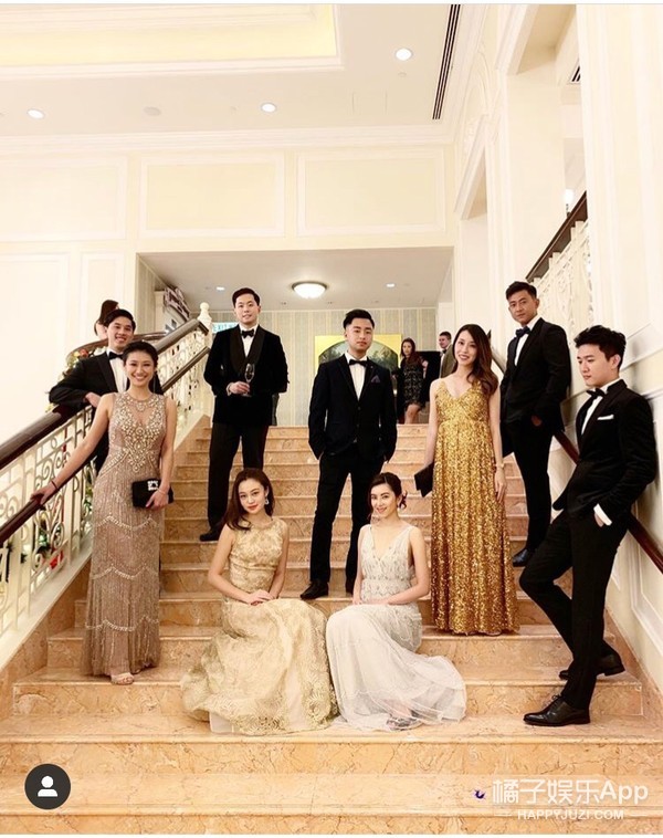 这张合照里,最右穿红色礼服的是香港名媛sabrina chan.