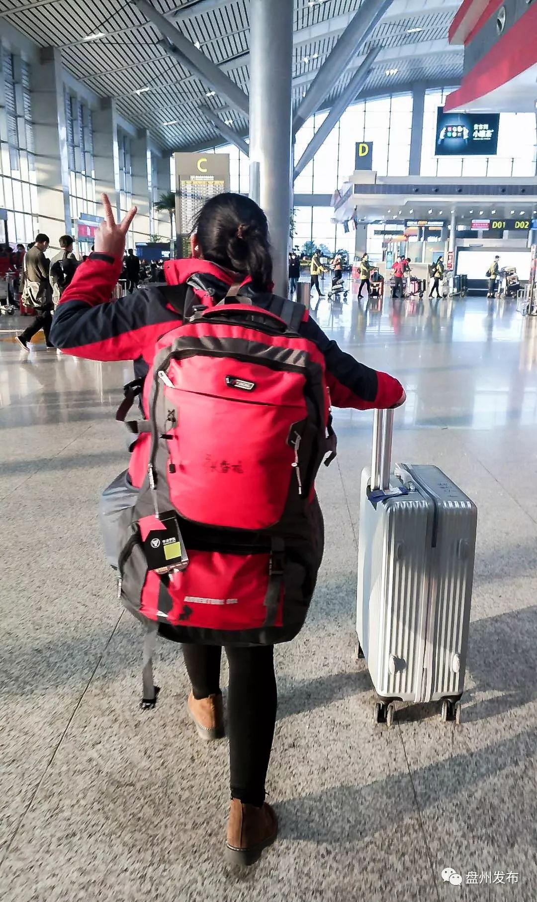 他们坚定的背影,是这个春天最美的风景.返回搜狐,查看更多