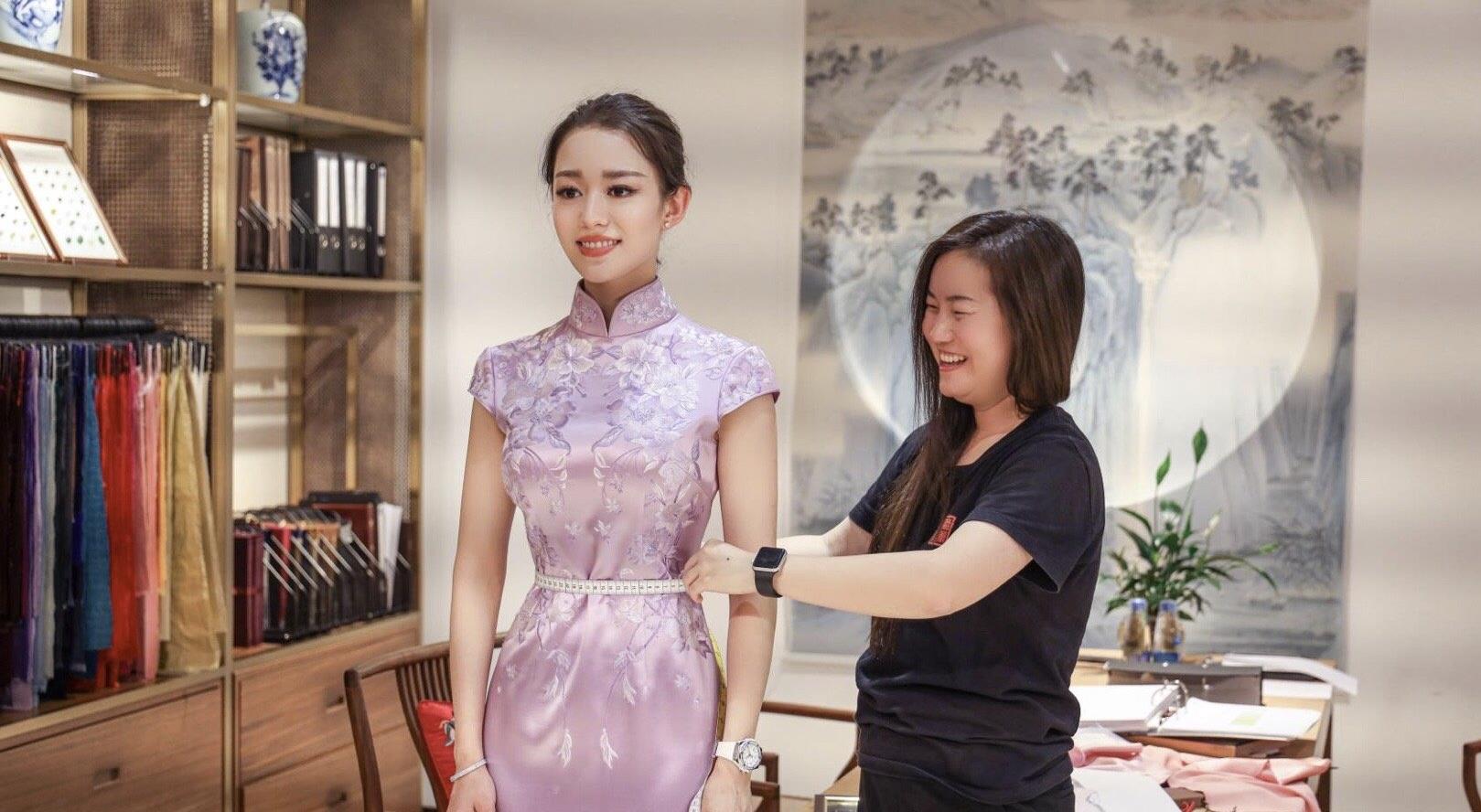 郎朗老婆试穿旗袍装,蚂蚁腰太抢镜,凹凸有致如尤物