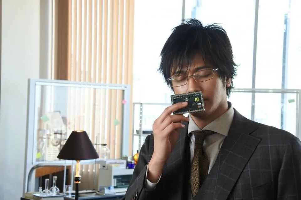 他演的是一位有着过人智商的天才社长,平常穿着西装,带着眼镜,造型是