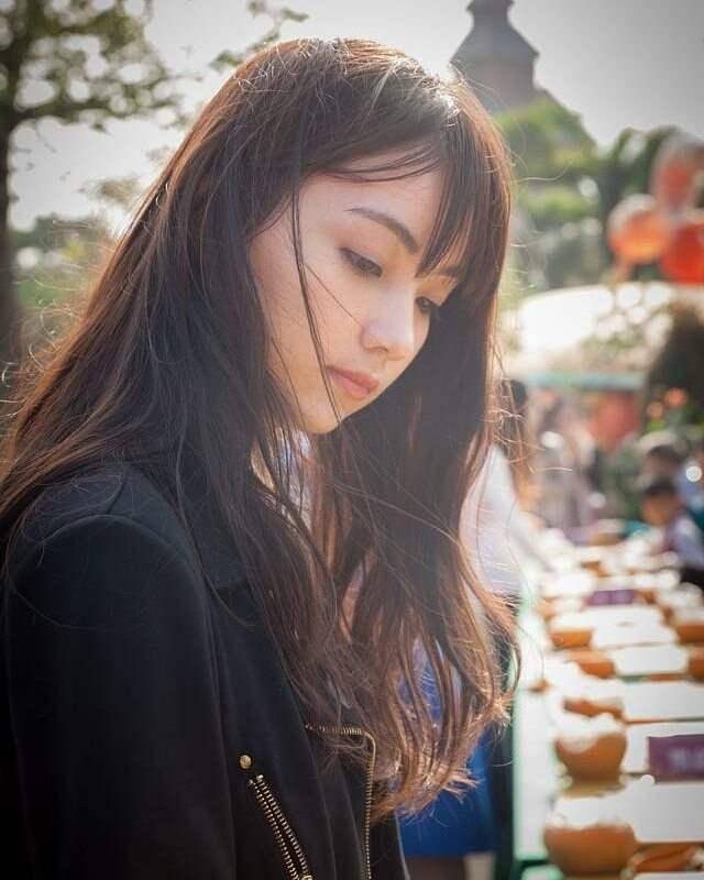 身材也非常紧致匀称,她在身材与相貌上都完美继承了父母的优秀基因