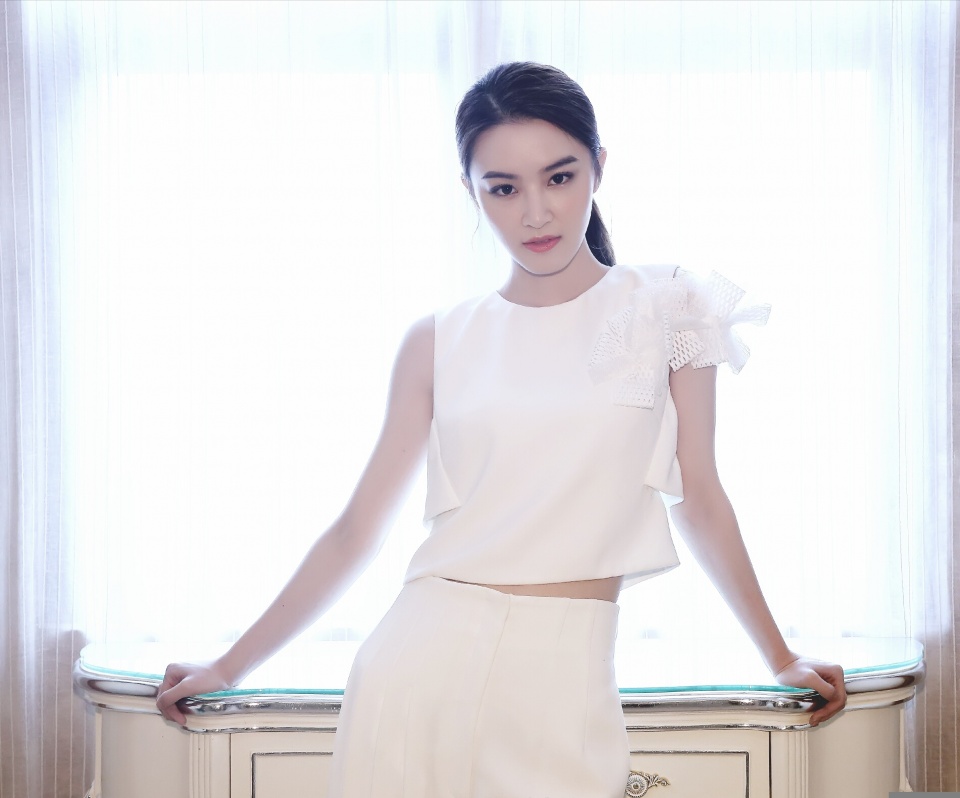 梁婧娴若隐若现的微笑之下带着一丝丝的高冷优雅