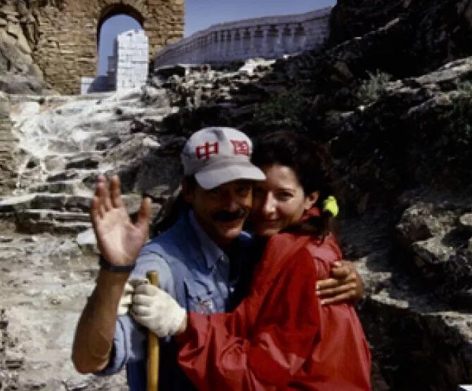 自东往西行走;乌雷则从中国西部戈壁沙漠中的嘉峪关开始自西向东行走