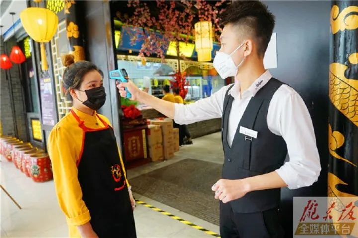 西峰城区商场恢复营业顾客进店需测量体温扫码登记