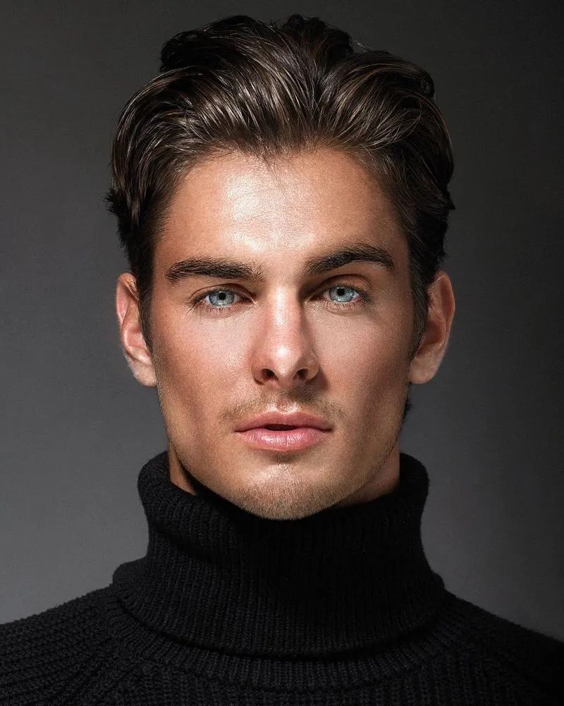 他最大的特点就是眼睛颜色是碧蓝色系,看起来非常好看.