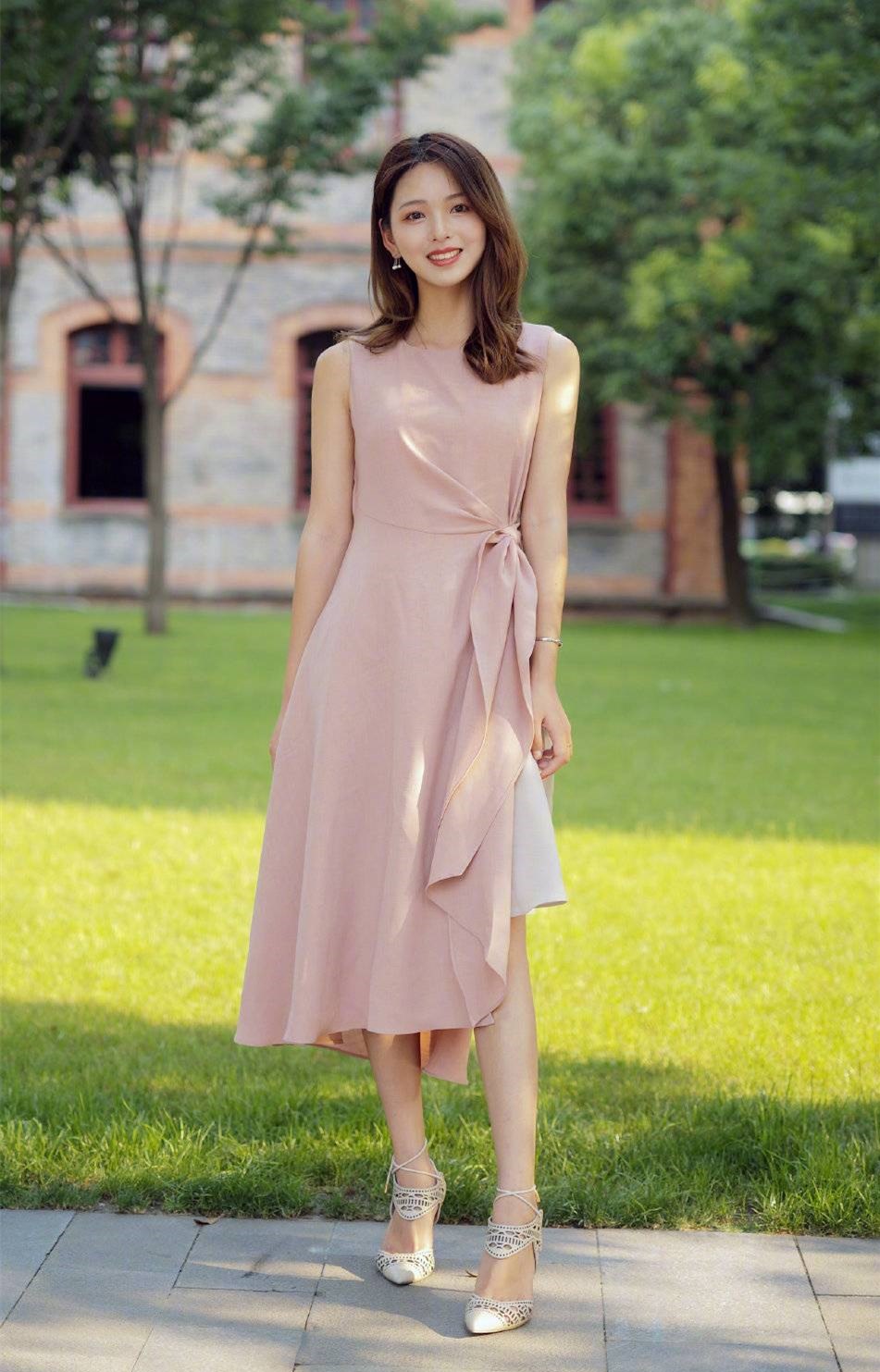 街拍:一双漂亮的高跟鞋,展露出了小姐姐的知性美感