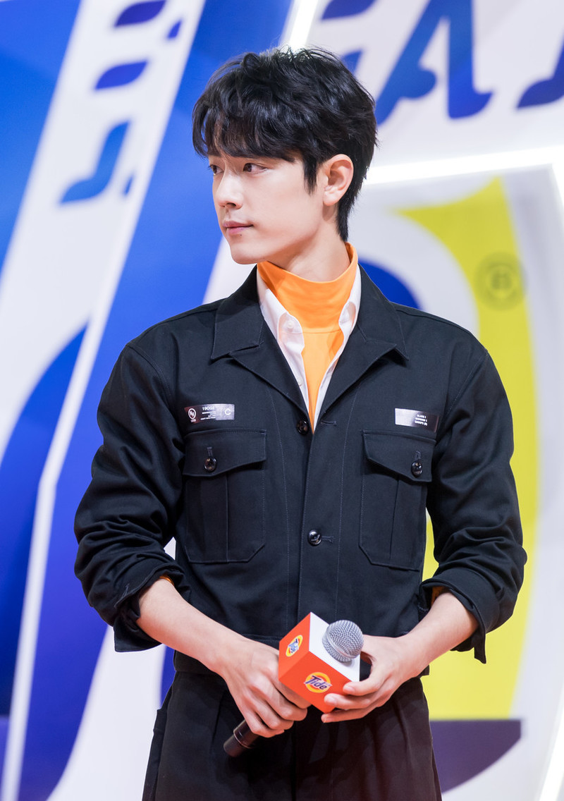 肖战出席活动清爽工装风造型太养眼183cm身材自成风景线