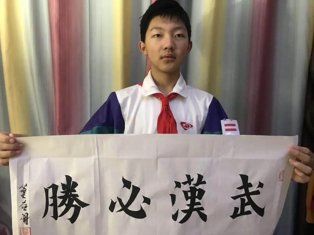 少先队员们在辅导员的指导下精心编排的舞蹈动作用心书写的书法作品