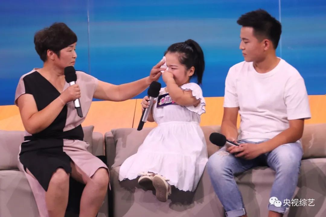 袖珍女孩身高90多厘米当歌手开网店做直播乐观开朗爱美爱生活