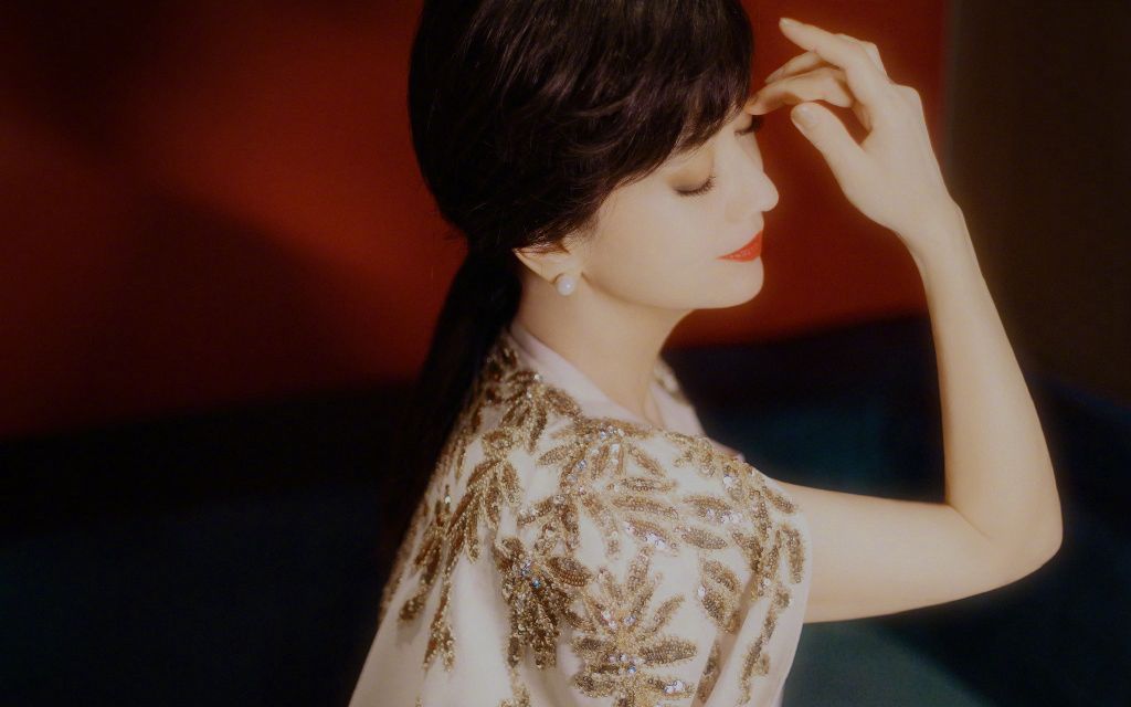 67岁赵雅芝晒近照写真 堪称奶奶辈的穿衣范本