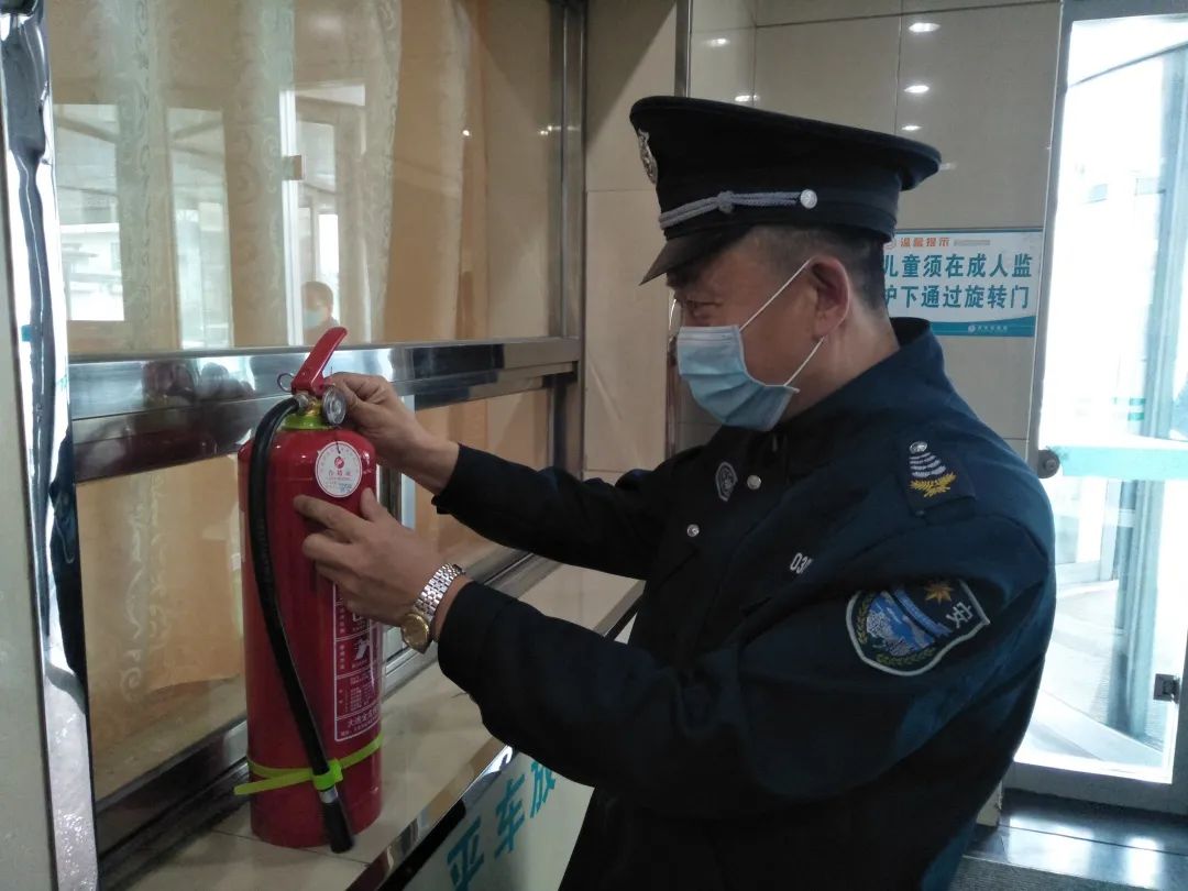 头条榜样在行动江城保安抗击疫情系列报道保安员王永刚