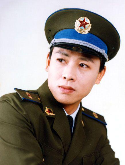 他外形俊朗,阳光帅气,是上世纪八九十年代最走红的男星之一.