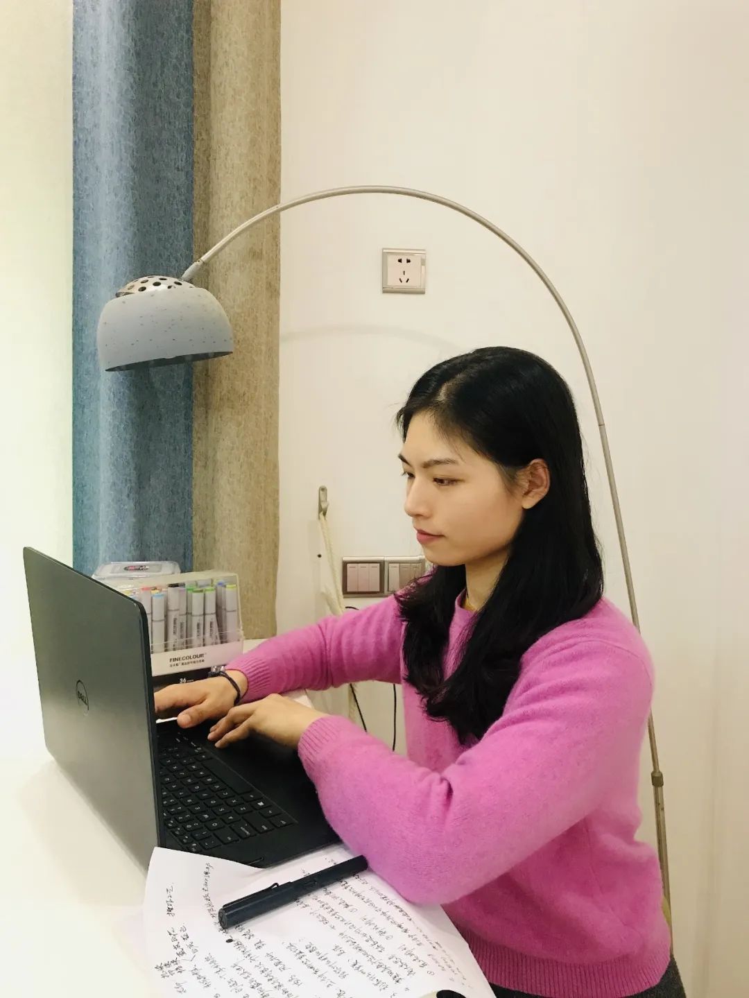 栗荣凡老师负责一年级直播课胡瑶老师负责六年级和初中直播课韦晓庆