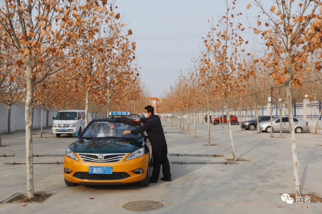 原先一位难求的东辛店村停车场如今空空荡荡,一名准备出车的出租车