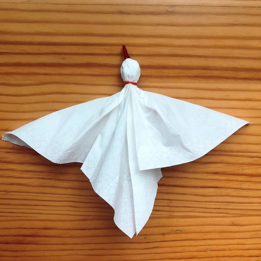 9,整理好造型,再用线扎紧尾部,整理出尾巴和翅膀.