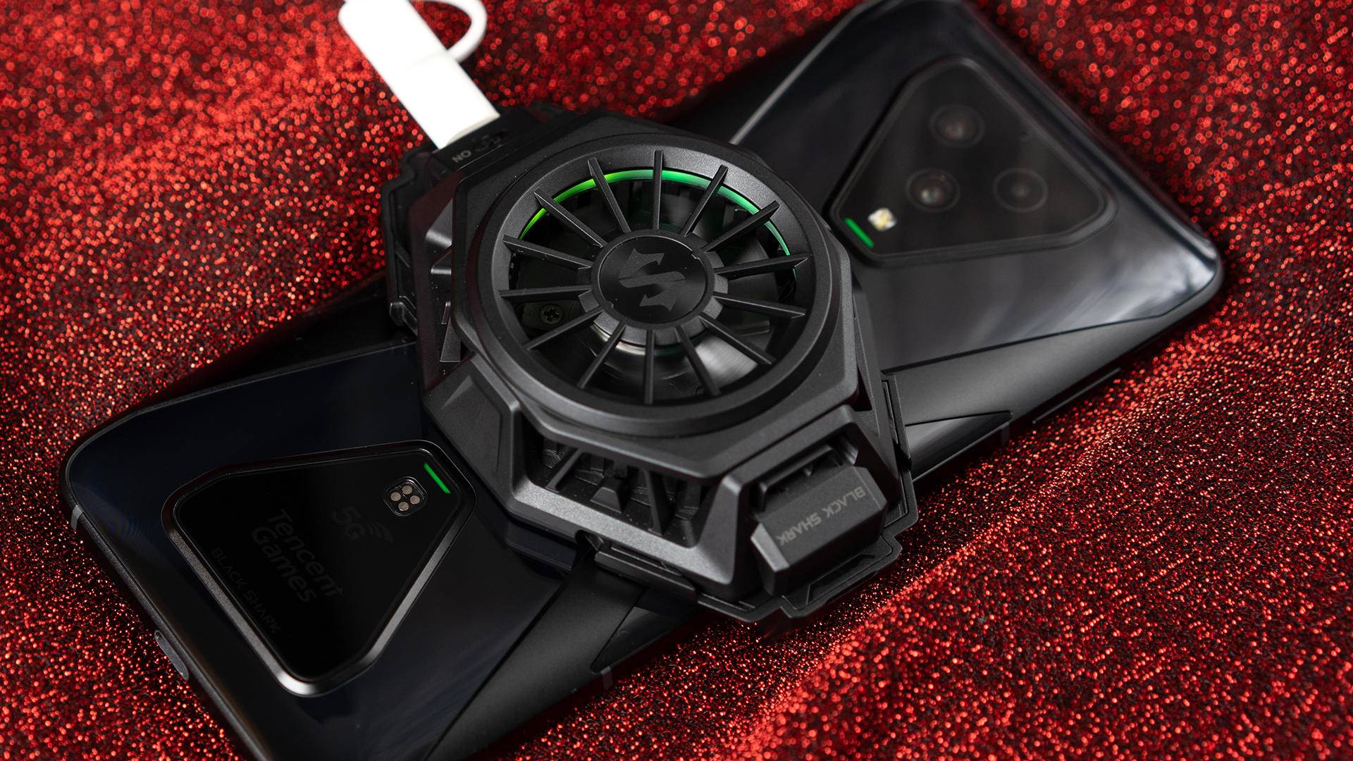 玩游戏的都给我买重度游戏玩家眼中的神器腾讯黑鲨游戏手机3