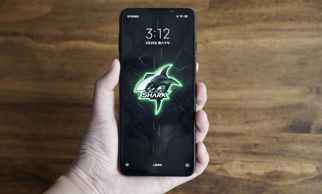 腾讯黑鲨游戏手机3轻体验它是旗舰中最独特的产品