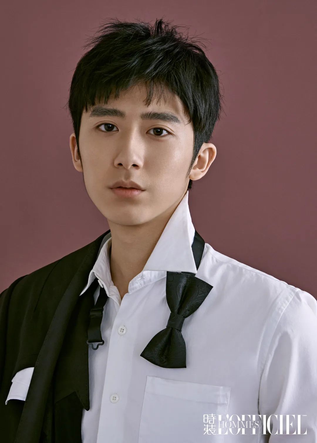 黑色腰封 h&m黑色领结 pinko黑色系带皮鞋 geox白色衬衫 lacoste黑色