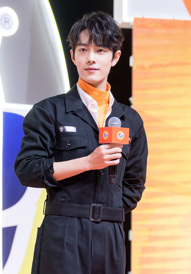 肖战出席活动清爽工装风造型太养眼183cm身材自成风景线