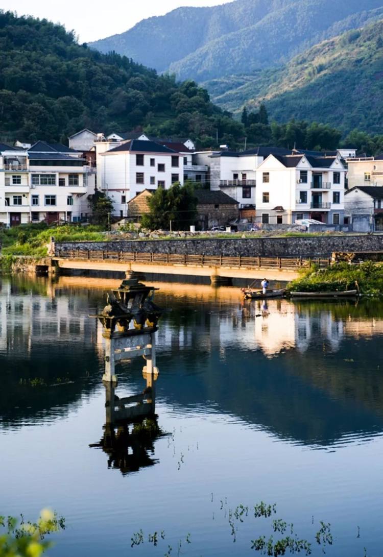 镇地处淳安西南部,南依千里岗山脉与衢县接壤,北濒风光秀丽的千岛湖