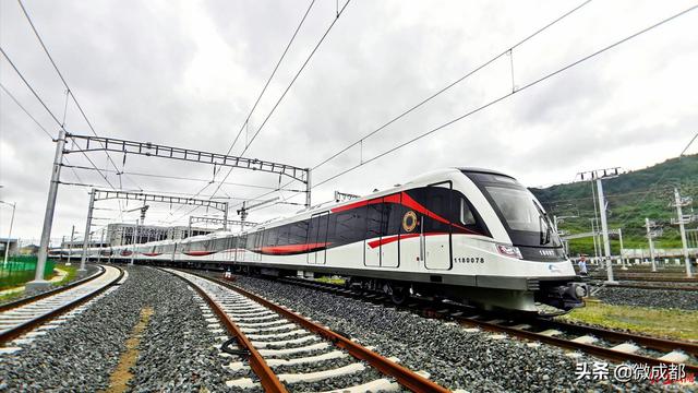 成都最快地铁国内首创时速140公里8a编组列车18号线一二期全面进入场