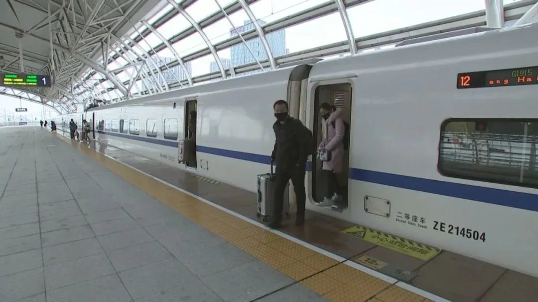 2月20日,全省首趟复工专列g1915次列车顺利驶入昆山南站,来自河南的