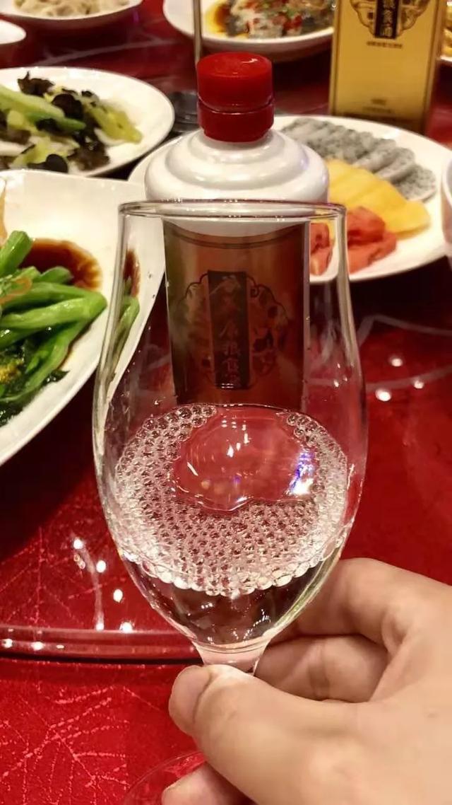 假装喝酒图片图片