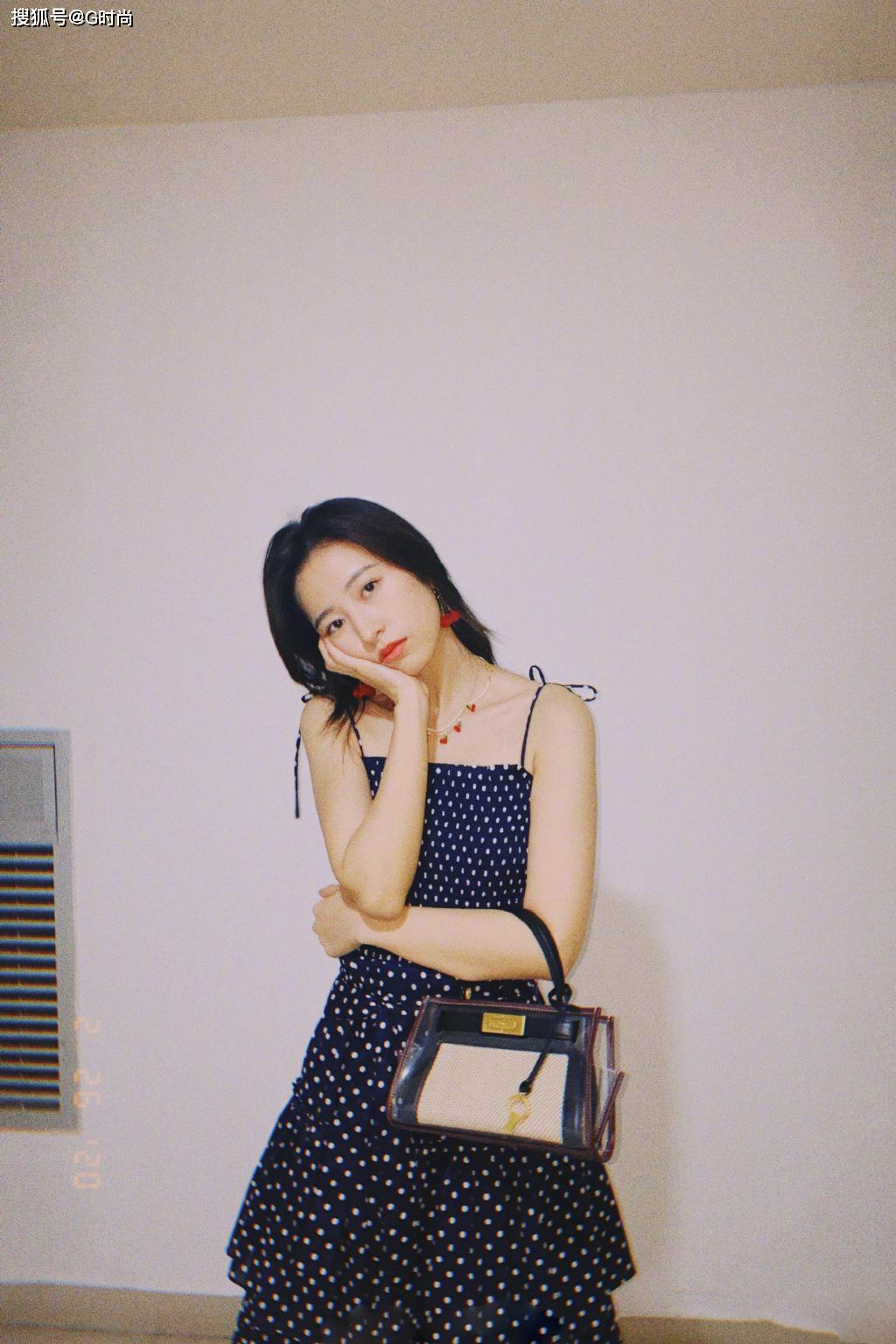 周雨彤身穿2020春夏系列波点吊带连衣裙