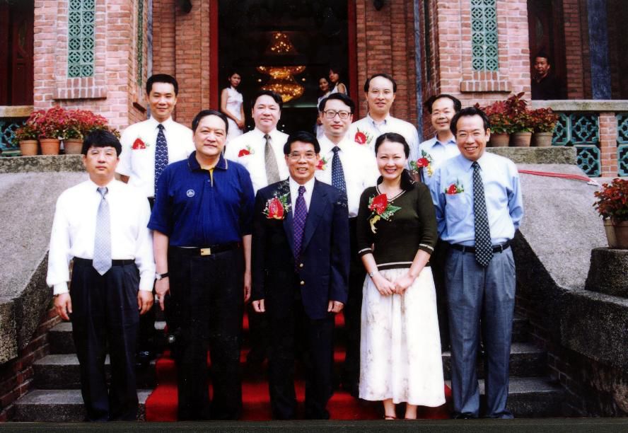 台山首家上市公司药业龙头特一药业老板许丹青与骆教授留影富华重工