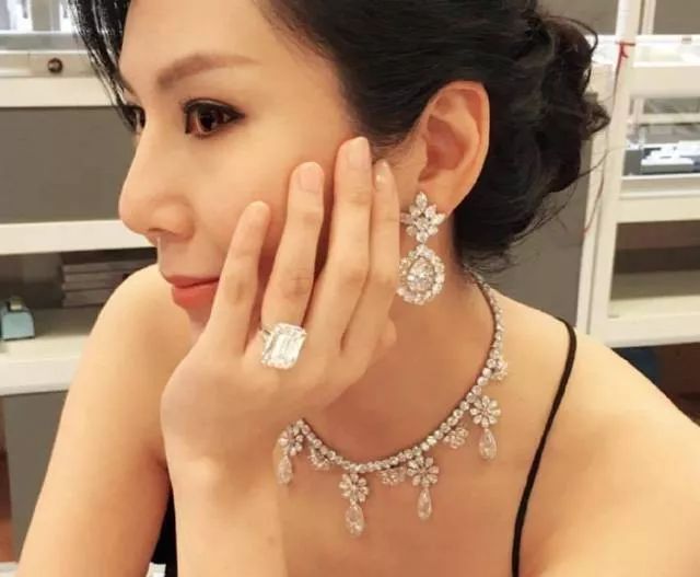 家暴外遇私生子嫁的老公7个孩子5个妈她曾是比林志玲还红的台模如今却