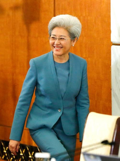 67岁外交女神这样回应美国,真的太飒了!_傅莹