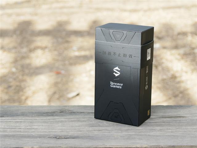 包装盒中央位置标记着黑鲨logo和腾讯游戏的标示,黑鲨3和腾讯在这款