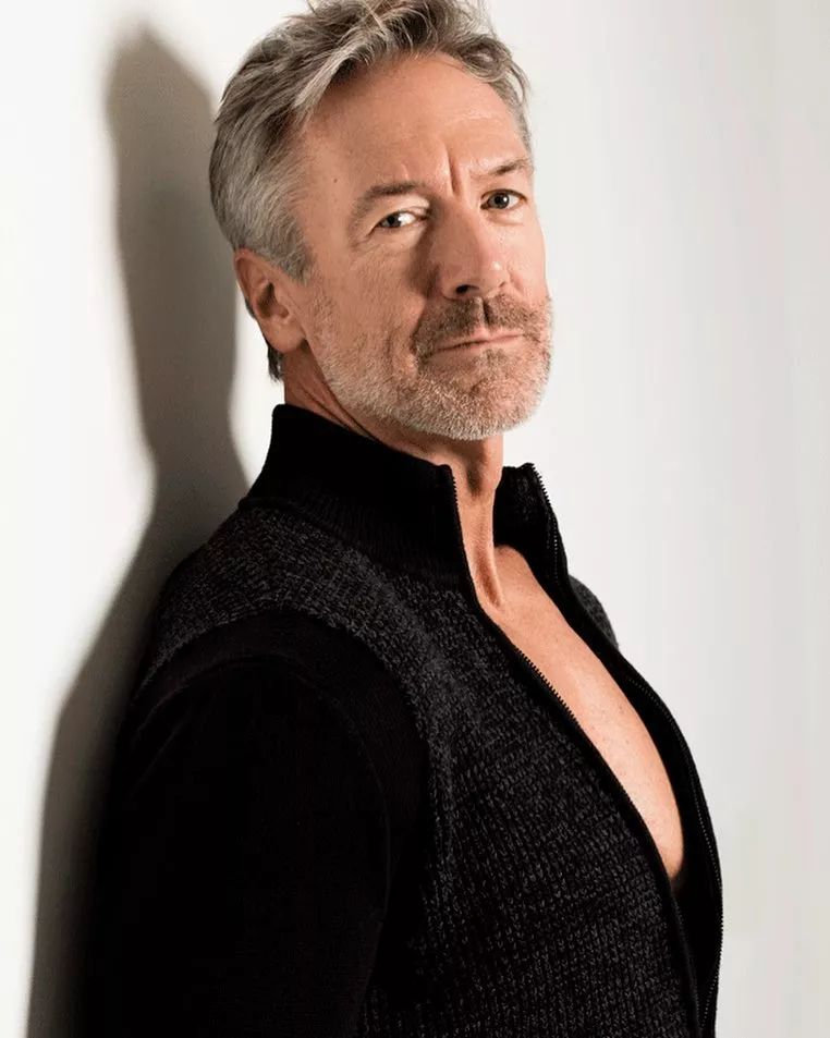 60岁的肌肉甜爹穿上正装目测才是终极大boss