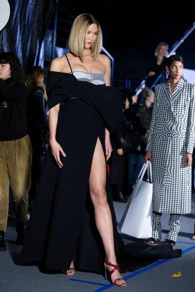 超模卡莉·克劳斯黑色长裙参加走秀,一双长腿占满屏幕