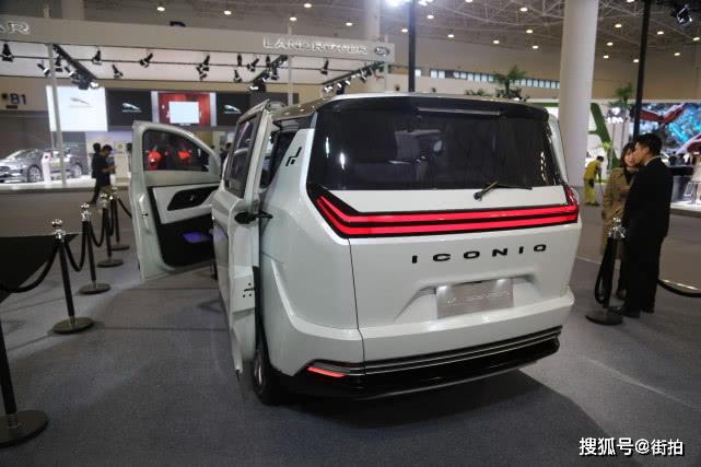 实拍艾康尼克-iconiq seven,世界上第一台全电动 mpv 乘用车!