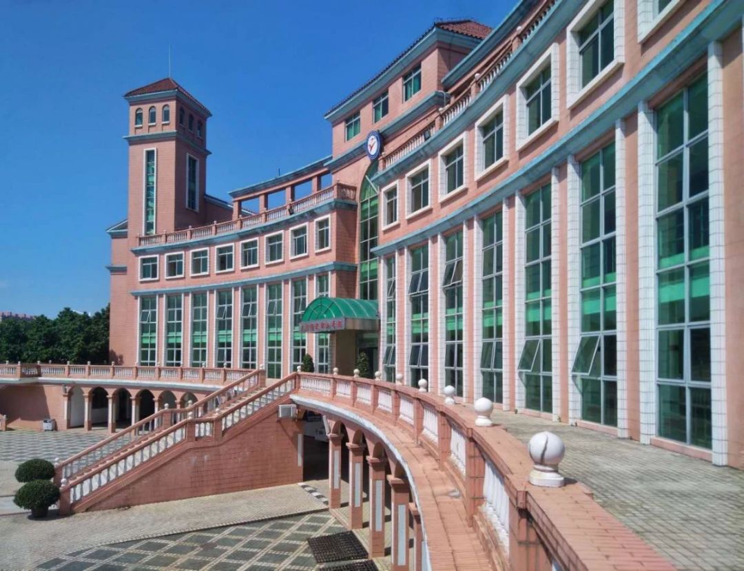 环境优美位于广州市花都区广东行政职业学院学校校园风光(添加好友