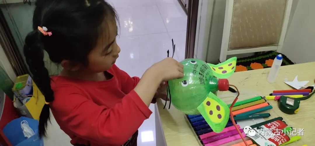 1)准备材料:一个空矿泉水瓶,一个气球,一张白纸,,约80厘米绳子一根
