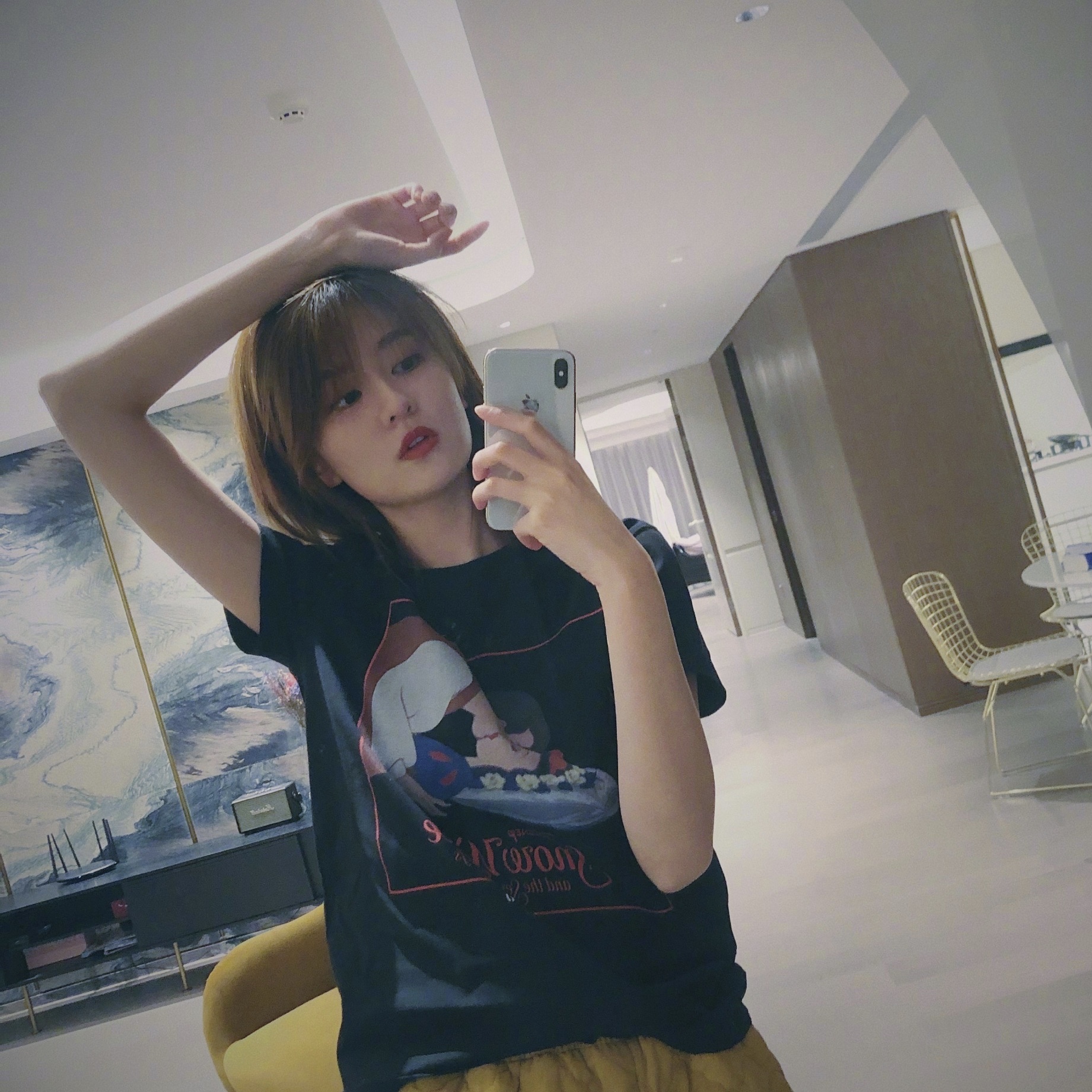 原创乔欣换新发型晒近照身后大豪宅比本人还抢镜网友不愧富家女